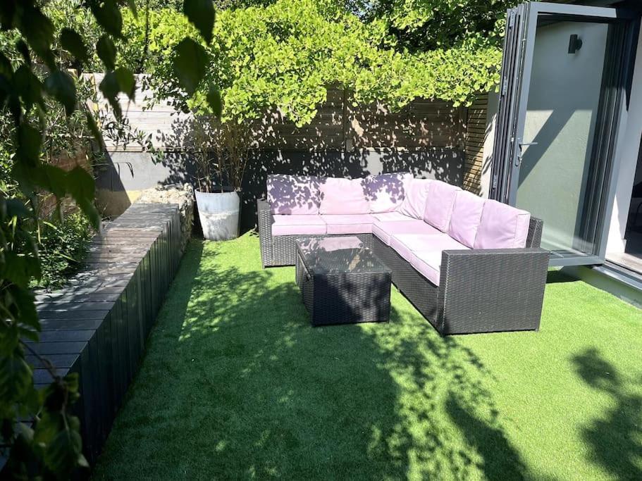 The Hideaway With Own Private Sunny Garden Apartment บอร์นมัธ ภายนอก รูปภาพ